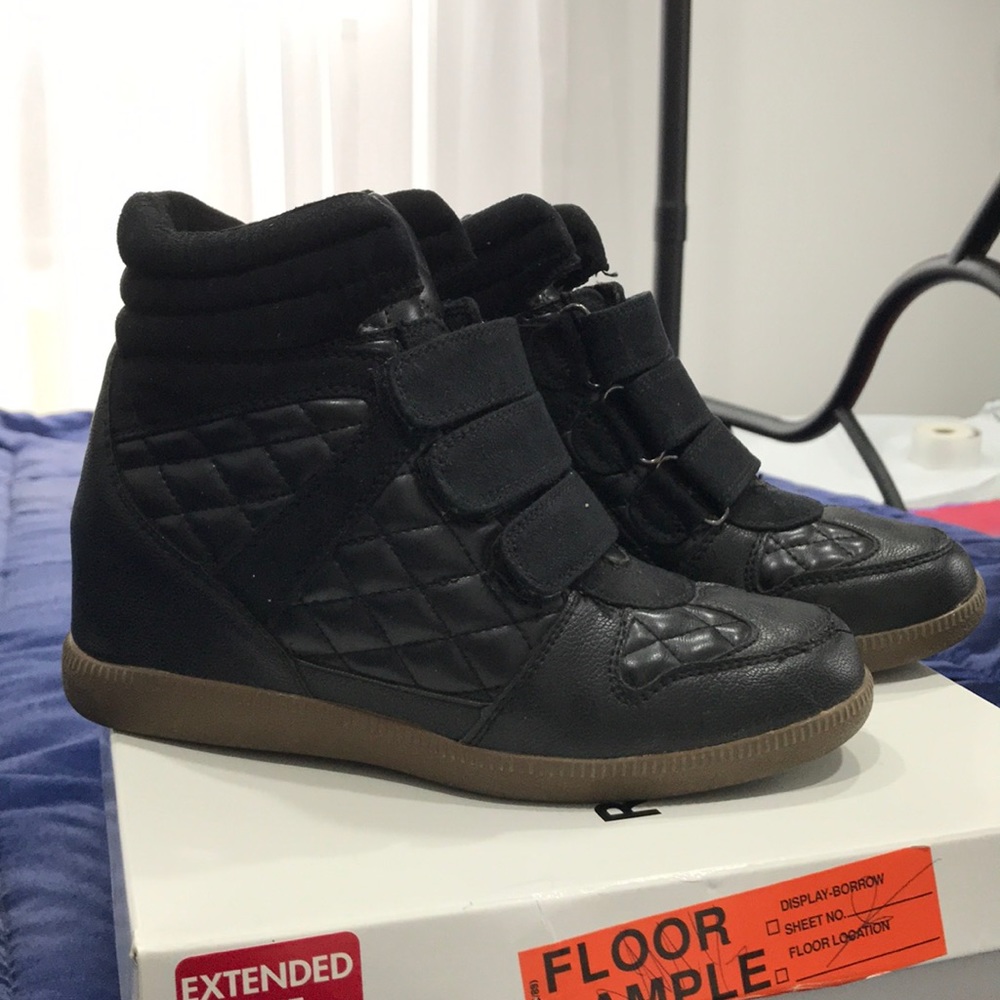 Report Leif black wedge sneakers
